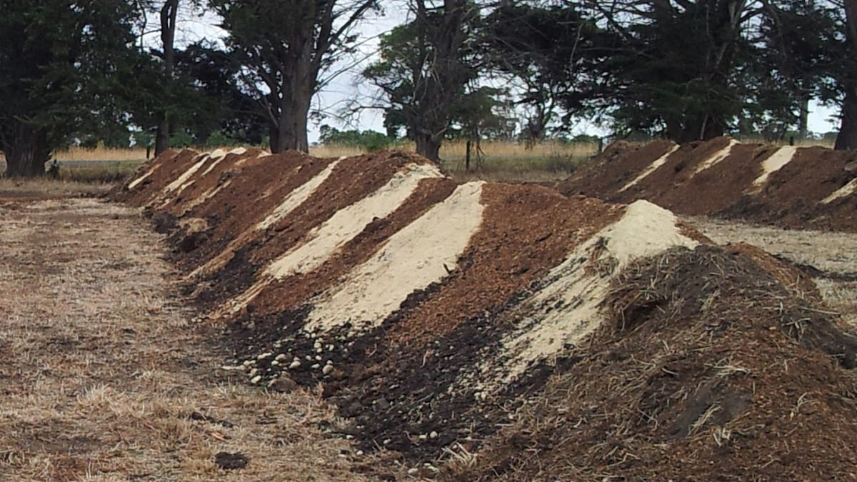 Mixing organic matter is a sound practice for balancing moisture and dry matter